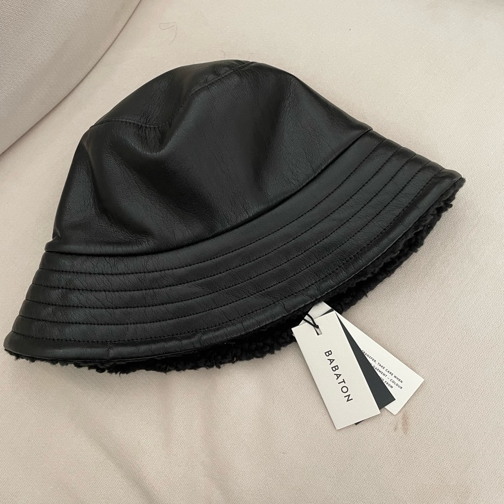 Aritzia NWT Sherpa Bucket Hat Xs/s